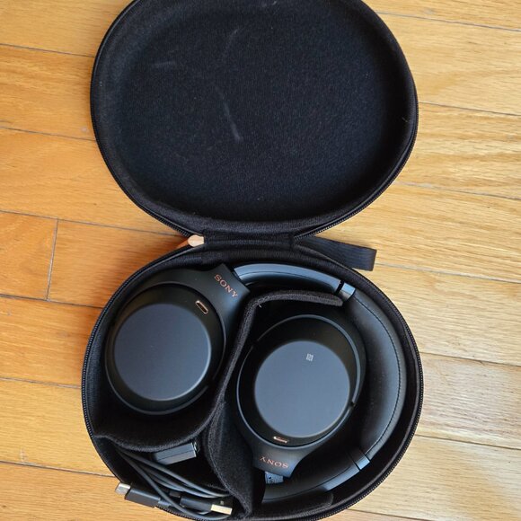 Sony WH1000XM3 Noise Cancelling Headphones, Wireless Bluetooth Over the Ear Head - Picture 2 of 8